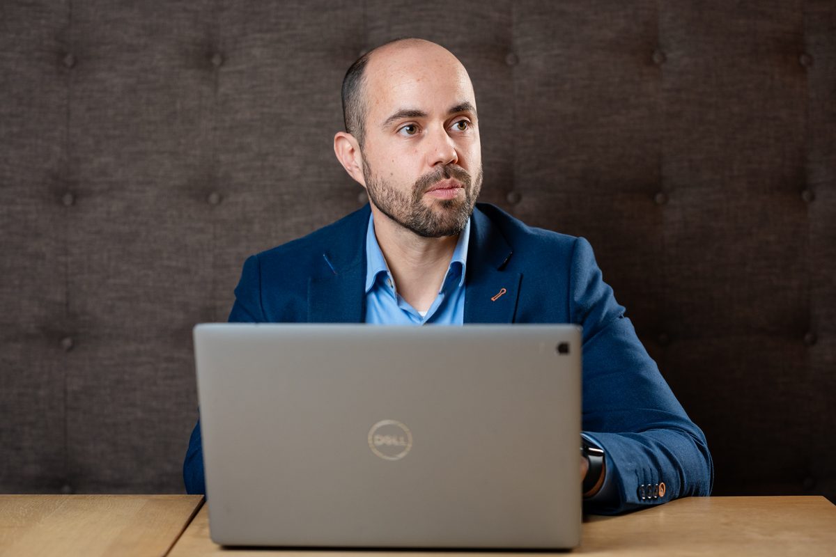 Martin van Duyse RA aan het werk achter een laptop