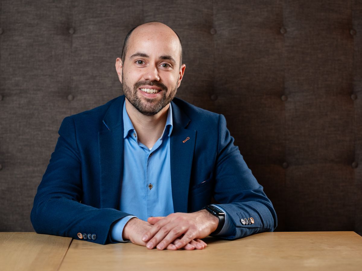 Martin van Duyse tijdens een gesprek aan tafel